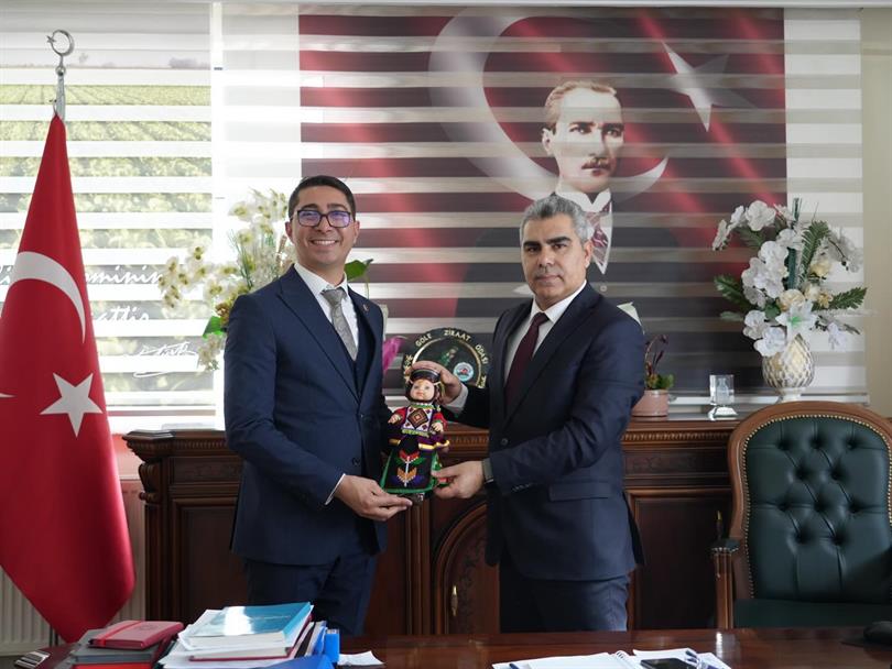 Damal Belediye Başkanı Kemal Çamlıyurt, İl Müdürümüz Harun Akıllı’yı makamında ziyaret etti. Gerçekleşen görüşmede bölgesel çalışmalar, kurumlar arası iş birliği ve yürütülen projeler hakkında değerlendirmelerde bulunuldu.