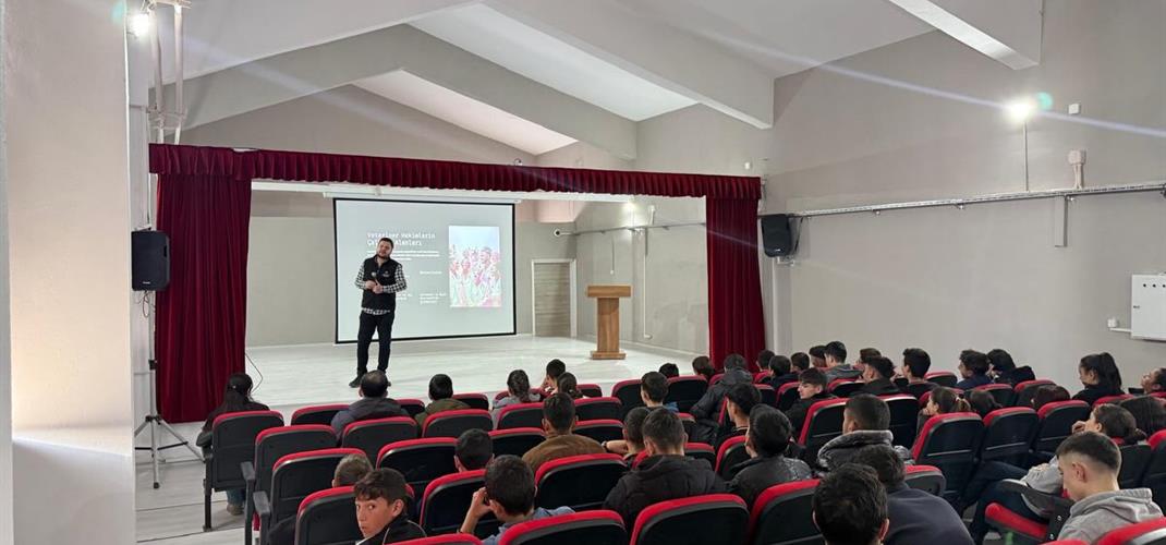 Hanak İlçe Müdürlüğümüz tarafından Şehit Caner Çelik Çok Programlı Anadolu Lisesi ile Şehit Serhat Yılmaz Anadolu İmam Hatip Lisesi’nde öğrencilerin meslek seçimlerine katkı sağlamak amacıyla meslek tanıtım etkinliği gerçekleştirildi